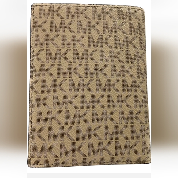 Michael Kors brand passport wallet - Picture 2 of 8